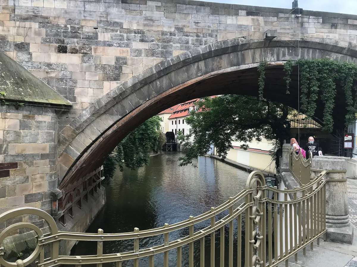 The Čertovka channel below the bridge